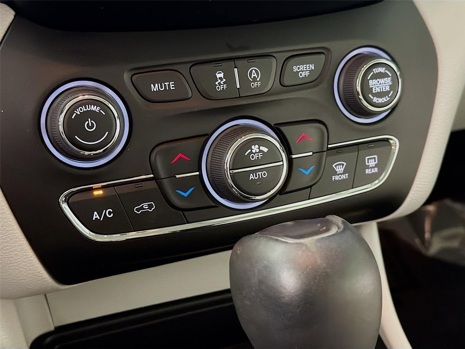 Used 2021 Jeep Cherokee Latitude Lux w/ Sun & Sound Group FWD image 17