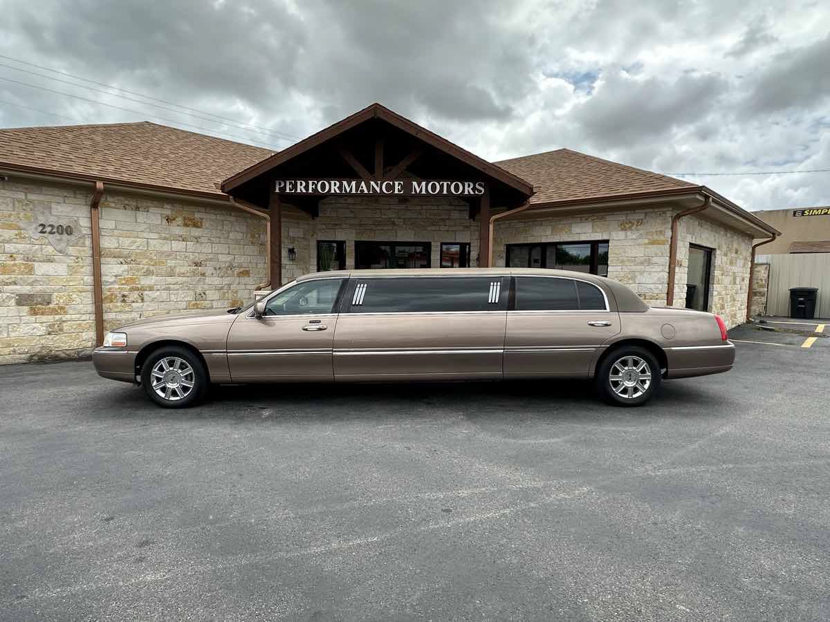 Used 2010 Lincoln Town Car Executive RWD image 2