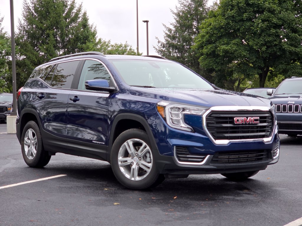 Used 2023 GMC Terrain SLE w/ Driver Convenience Package AWD/4WD image 2