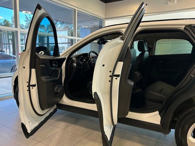 Used 2018 Jaguar F-PACE Premium image 18