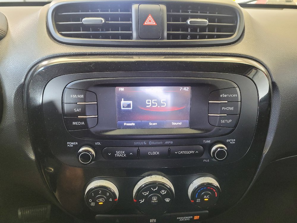 Used 2014 Kia Soul ! FWD image 25