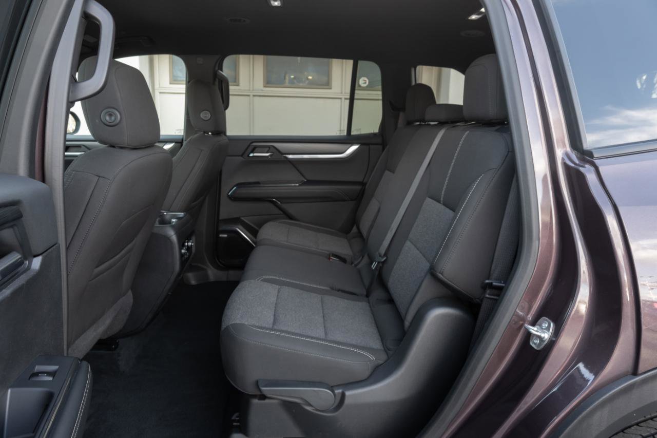 Used 2025 GMC Acadia Elevation image 22