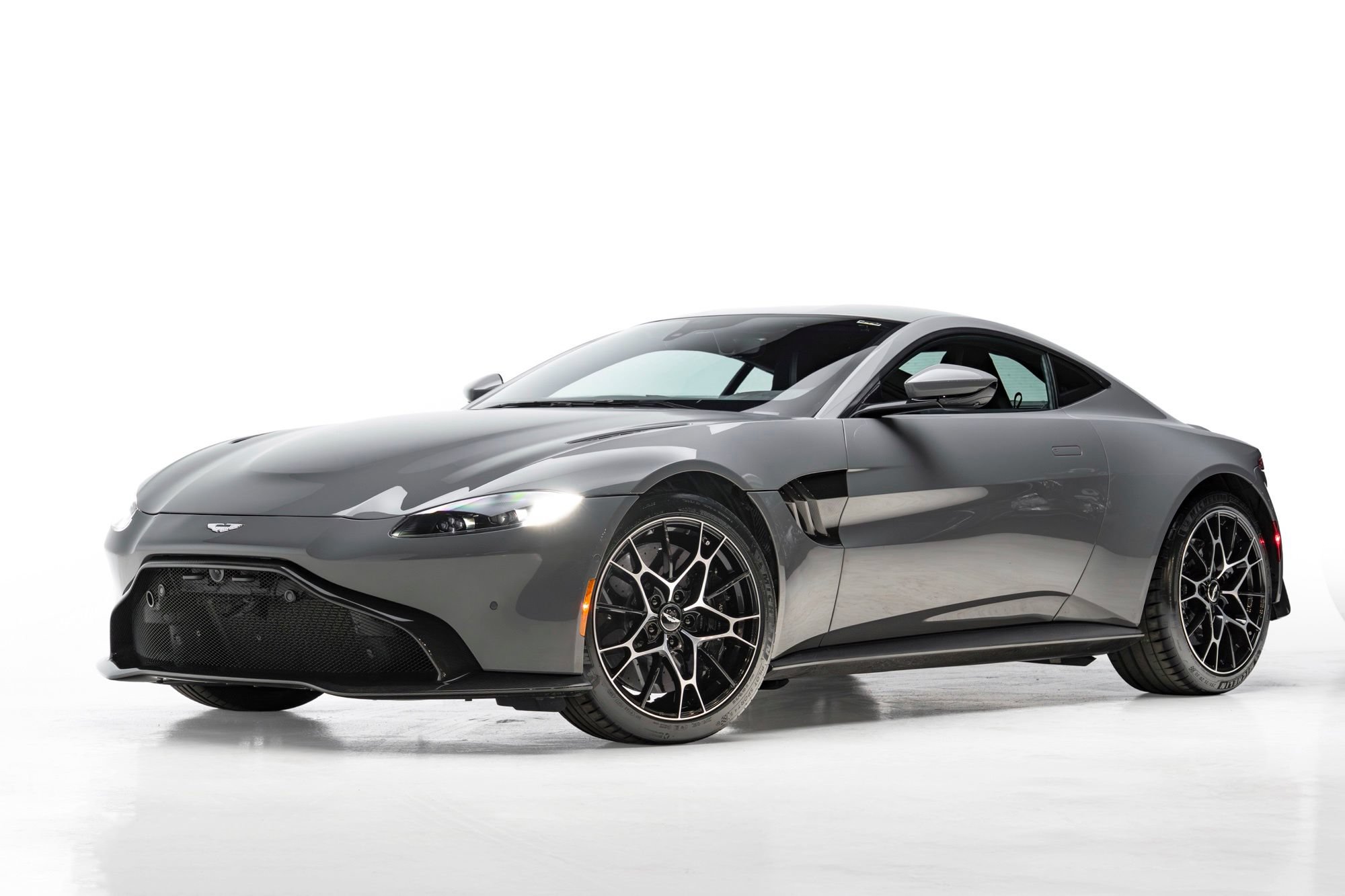 Used 2020 Aston Martin V8 Vantage AMR RWD image 2