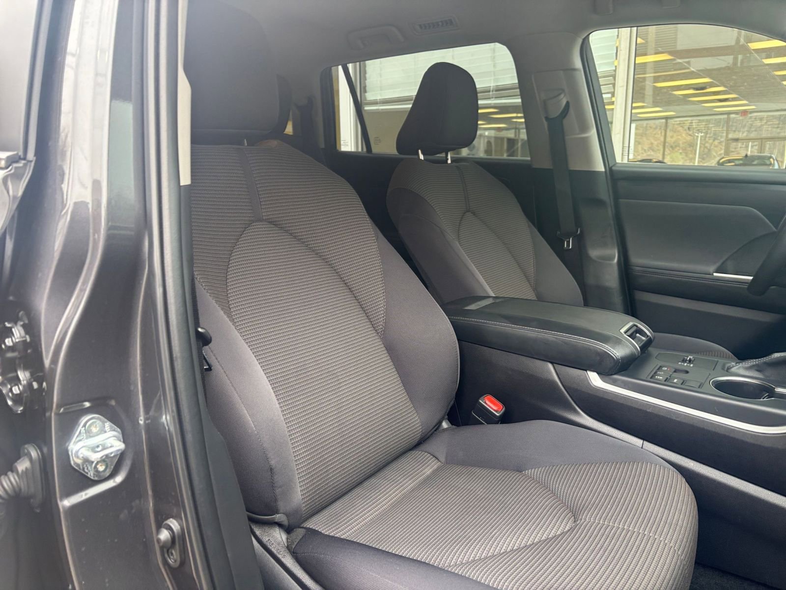 Used 2025 Toyota Highlander LE image 28