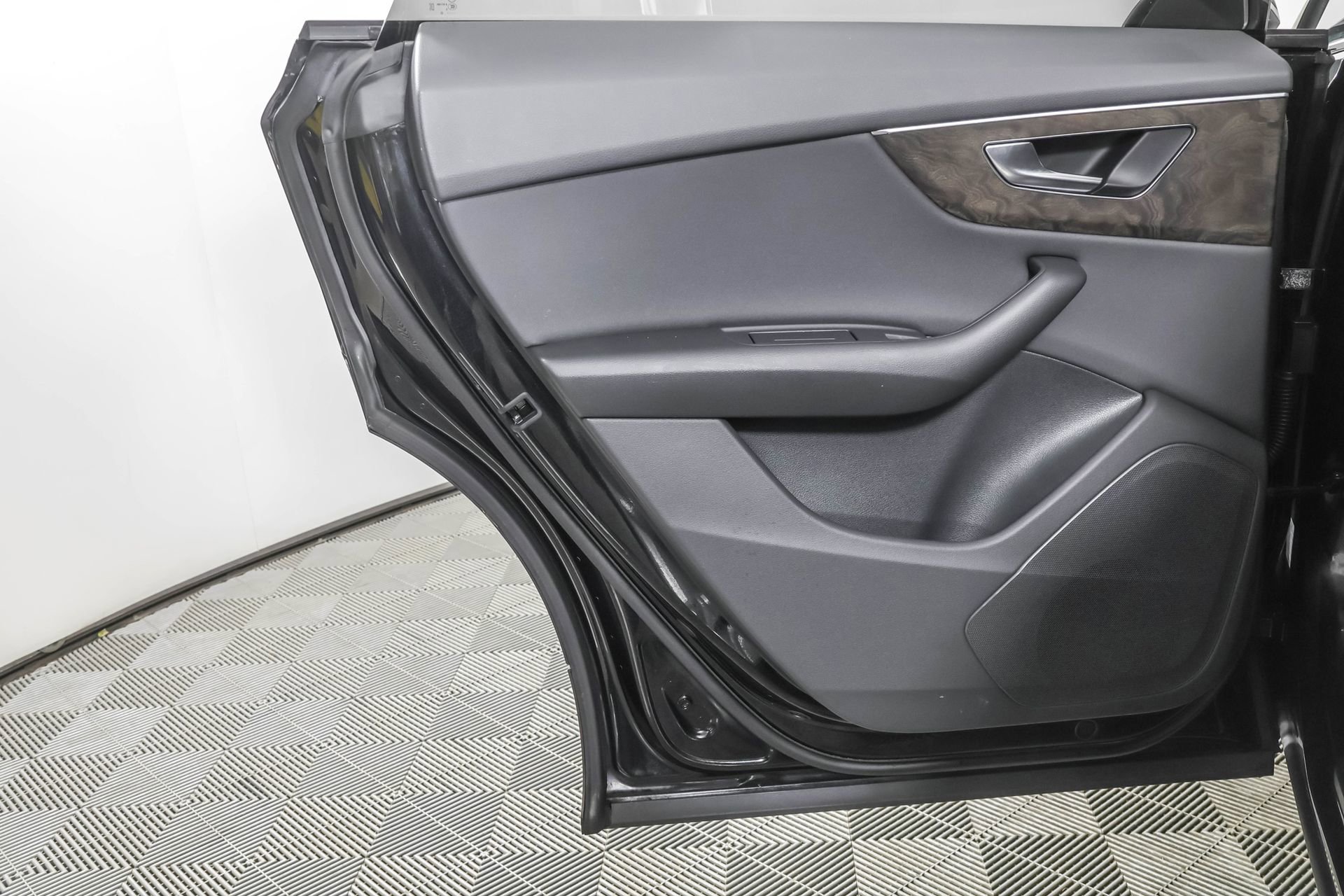 Used 2022 Audi Q8 Premium image 40