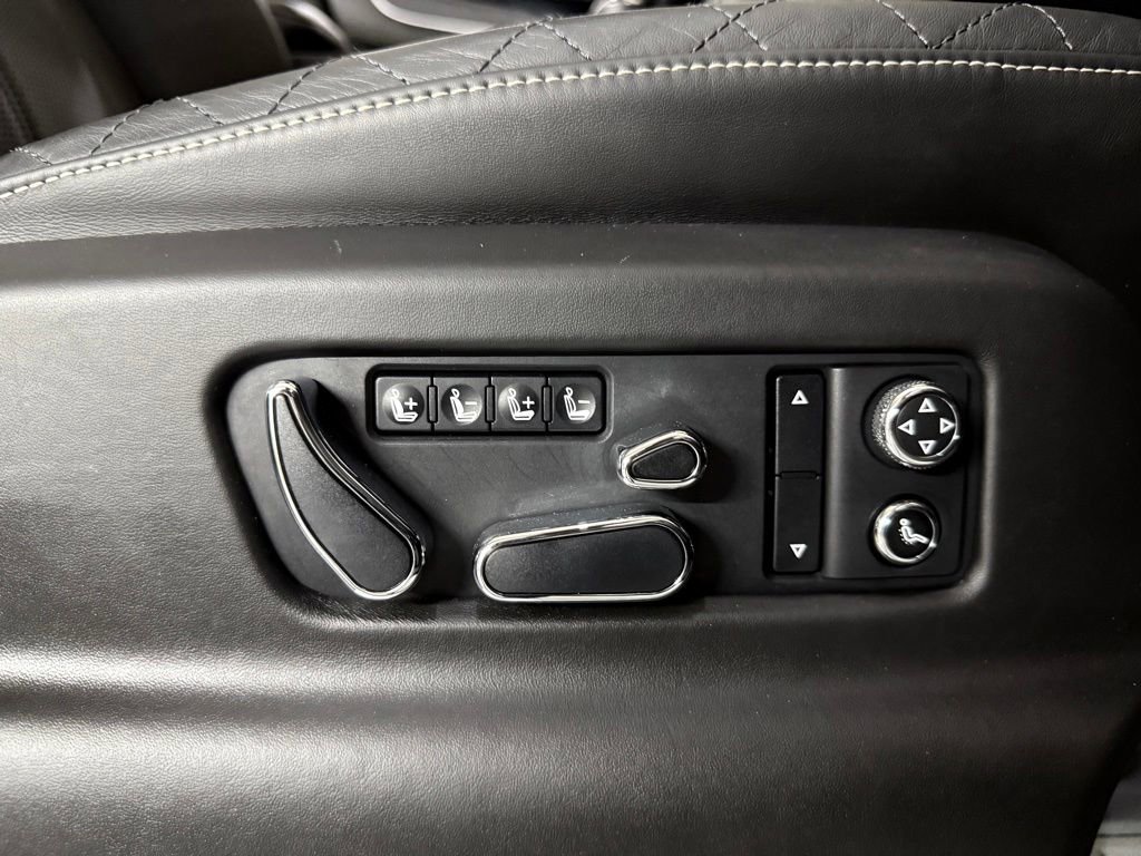 Used 2017 Bentley Bentayga AWD/4WD image 29