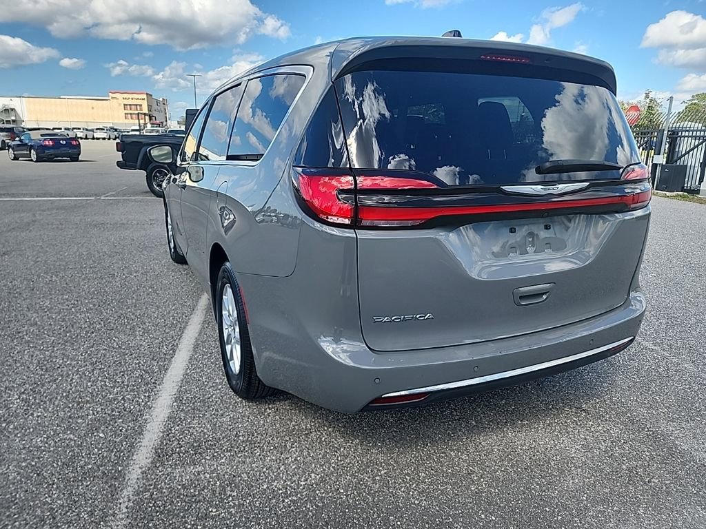 Used 2023 Chrysler Pacifica Touring-L image 10
