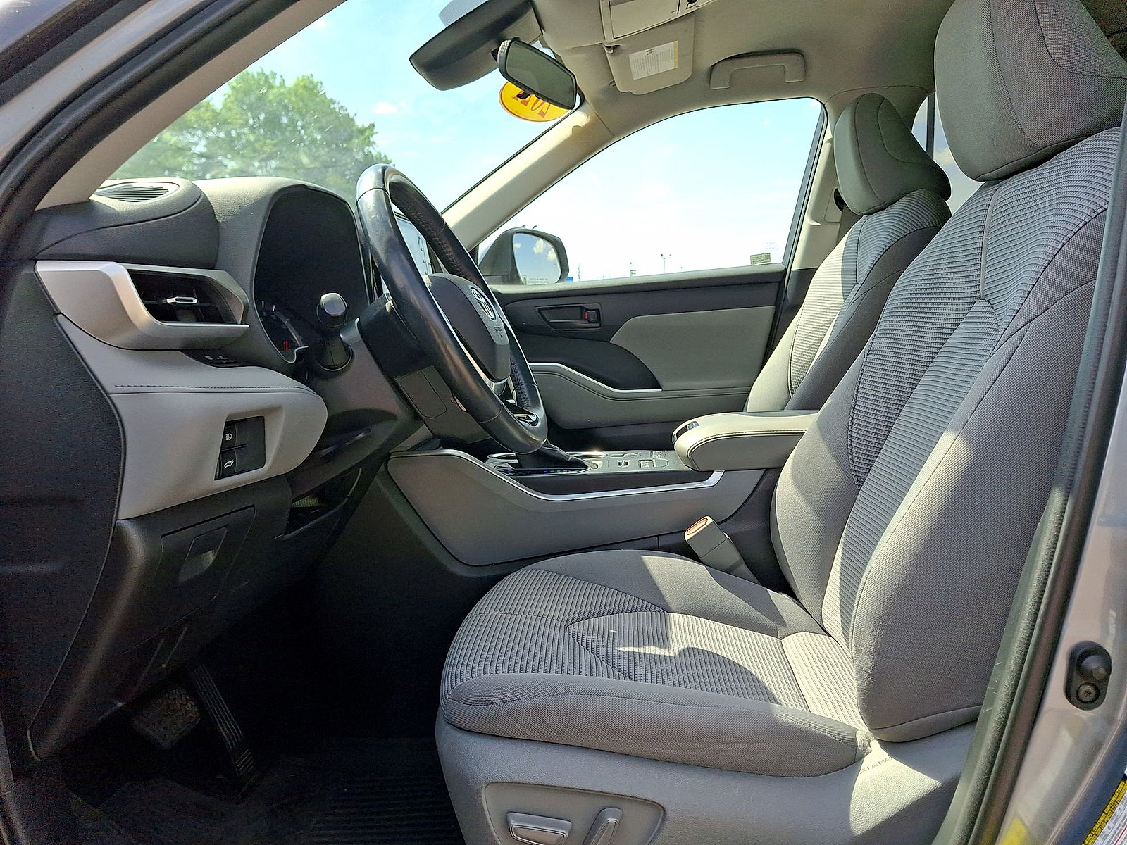 Used 2021 Toyota Highlander LE AWD/4WD image 11