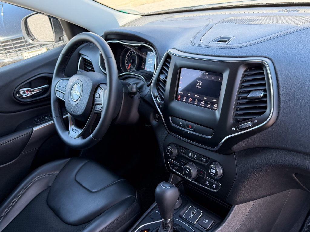 Used 2020 Jeep Cherokee Latitude Plus w/ Cold Weather Group AWD/4WD image 14