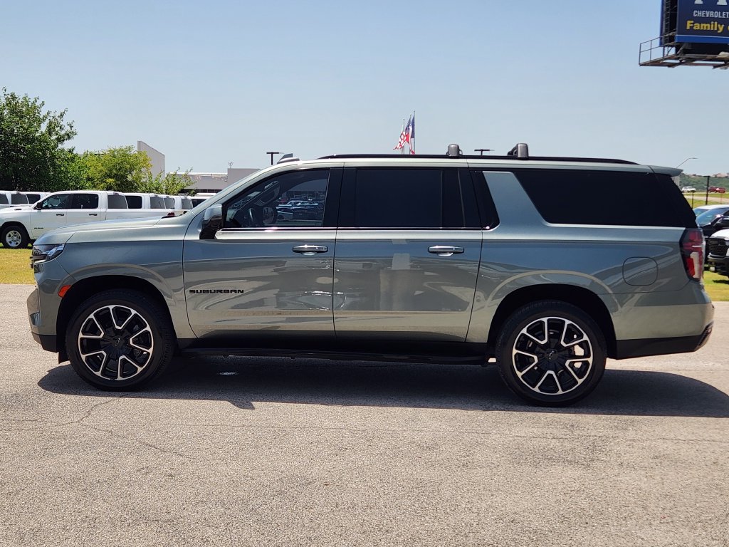 Used 2024 Chevrolet Suburban RST w/ Luxury Package AWD/4WD image 4