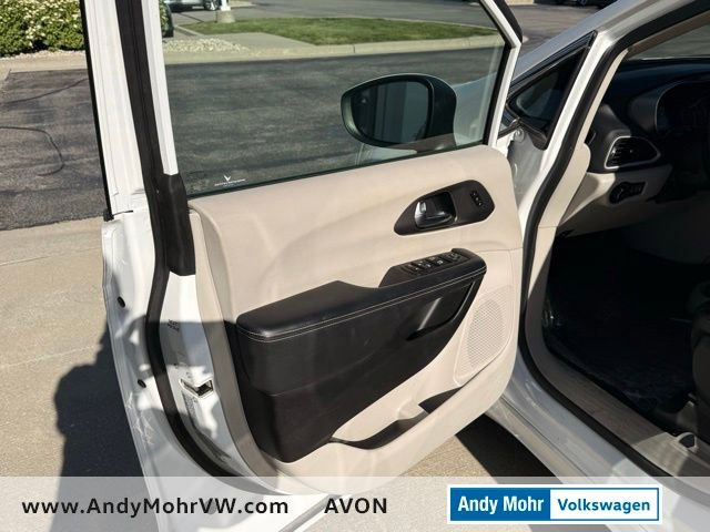 Used 2023 Chrysler Pacifica Touring-L FWD image 16