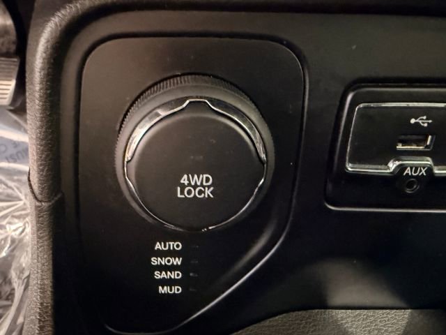 Used 2017 Jeep Renegade Latitude image 39