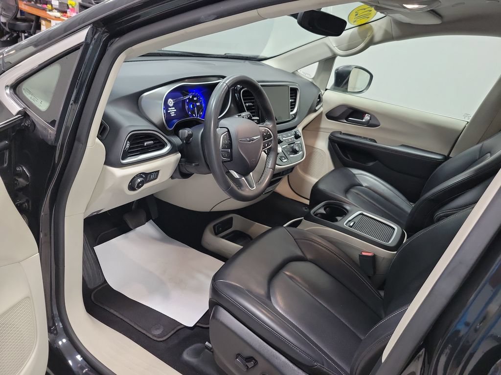 Certified 2023 Chrysler Pacifica Touring-L FWD image 28