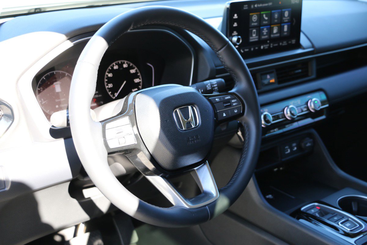 Used 2025 Honda Pilot EX-L image 18