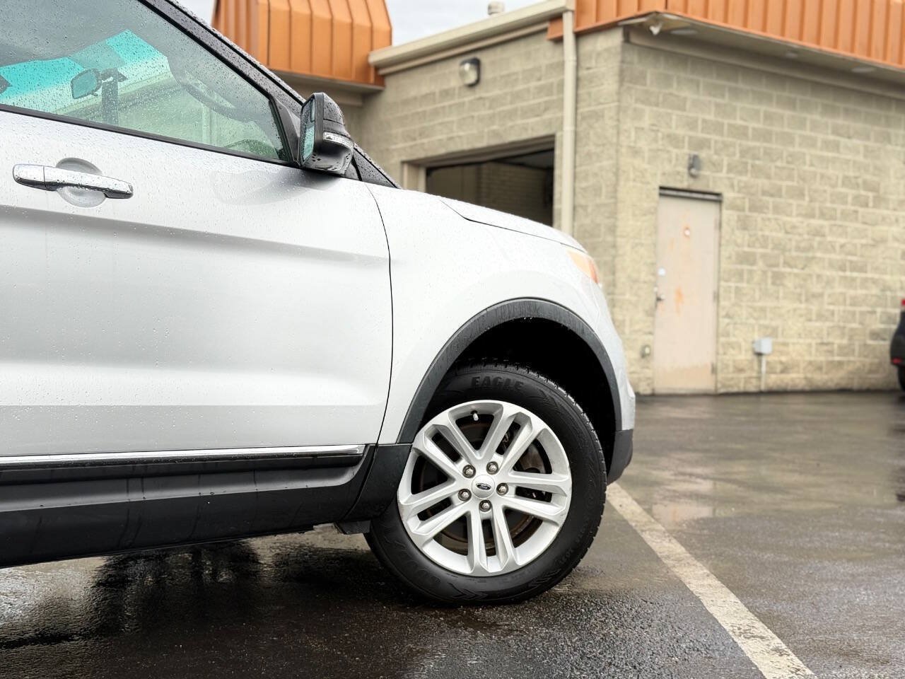 Used 2015 Ford Explorer XLT AWD/4WD image 4