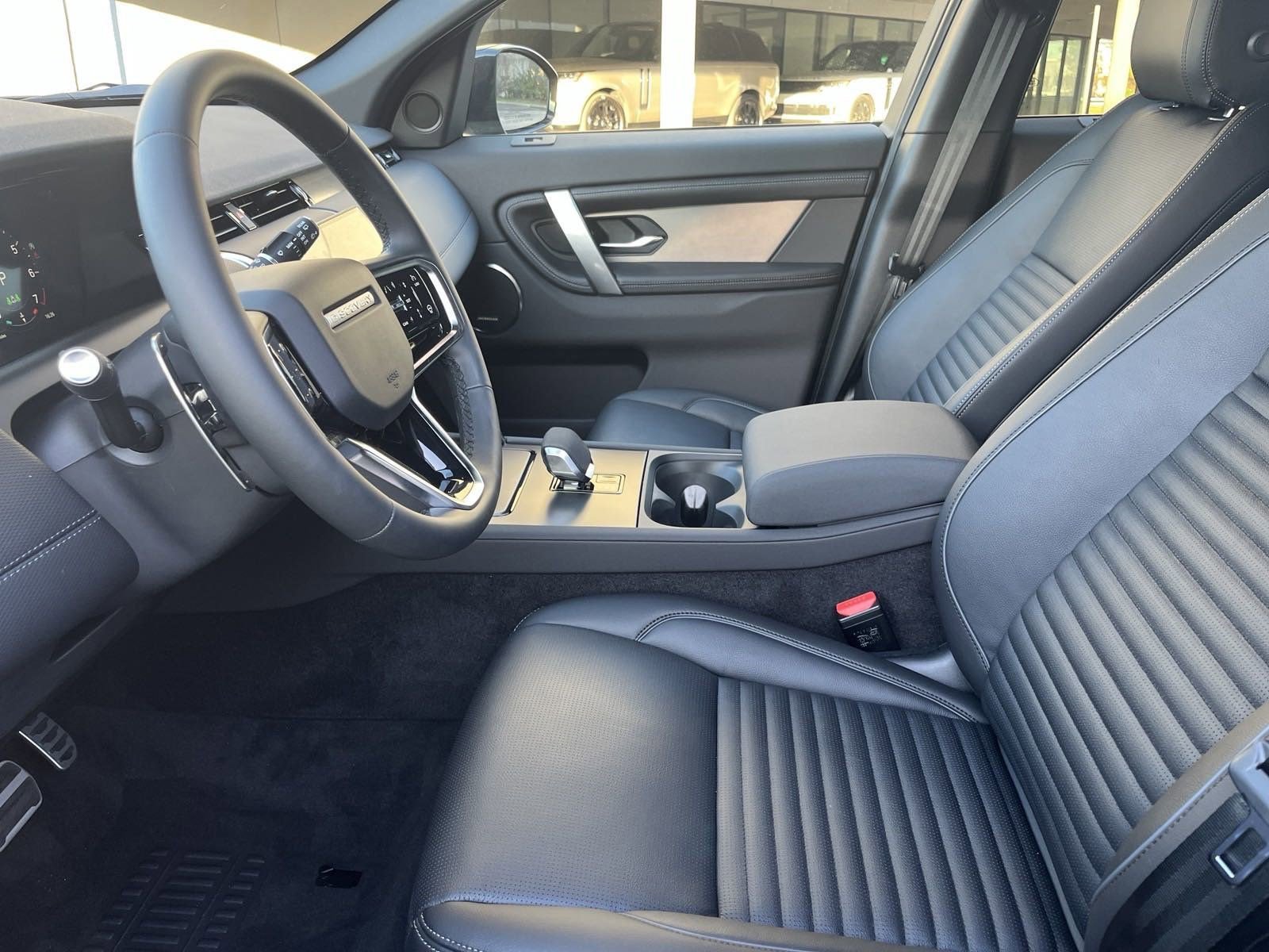 Used 2025 Land Rover Discovery Sport Dynamic SE image 4