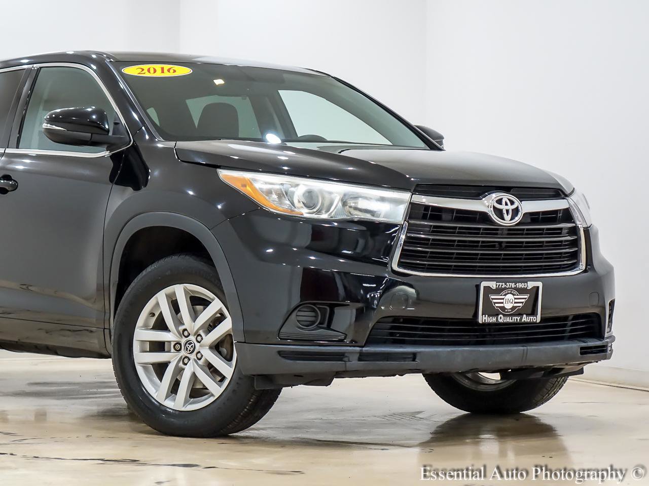 Used 2016 Toyota Highlander LE AWD/4WD image 2