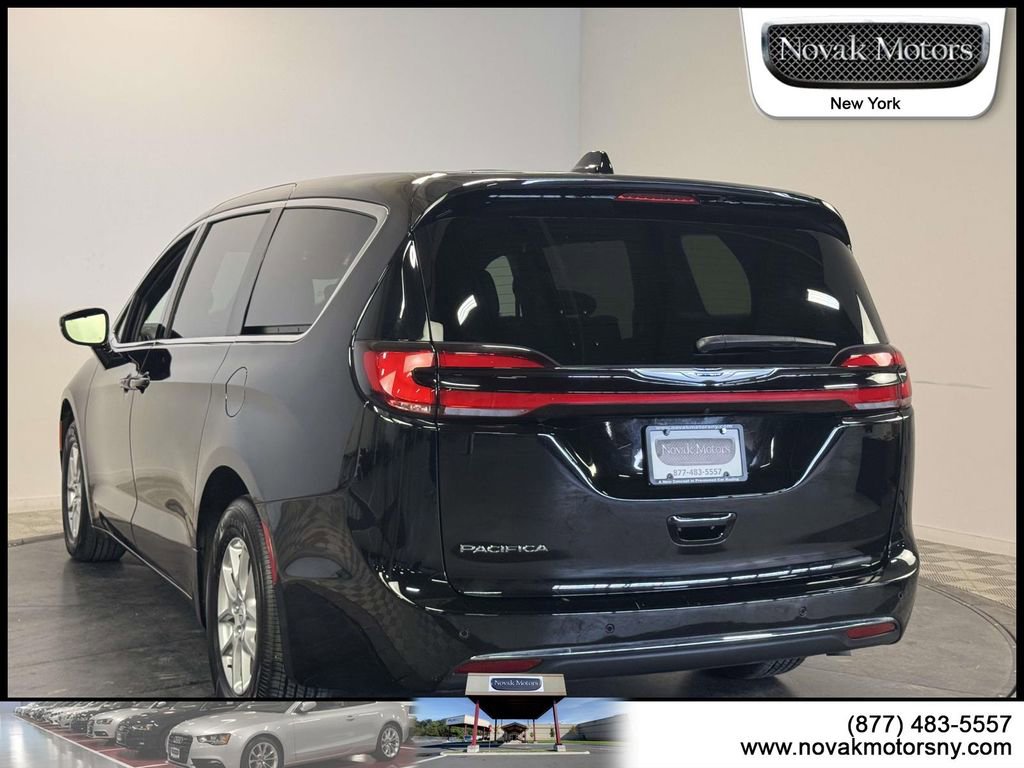 Used 2025 Chrysler Pacifica Select image 5