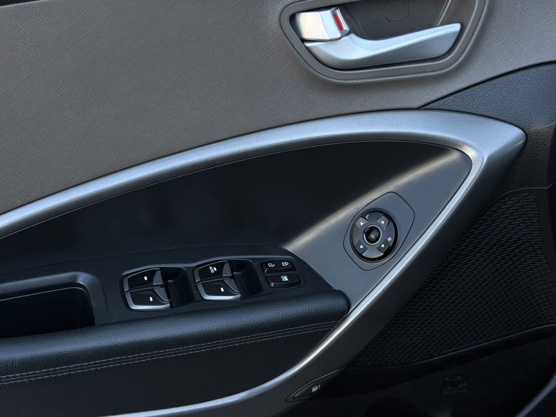 Used 2014 Hyundai Santa Fe GLS image 11