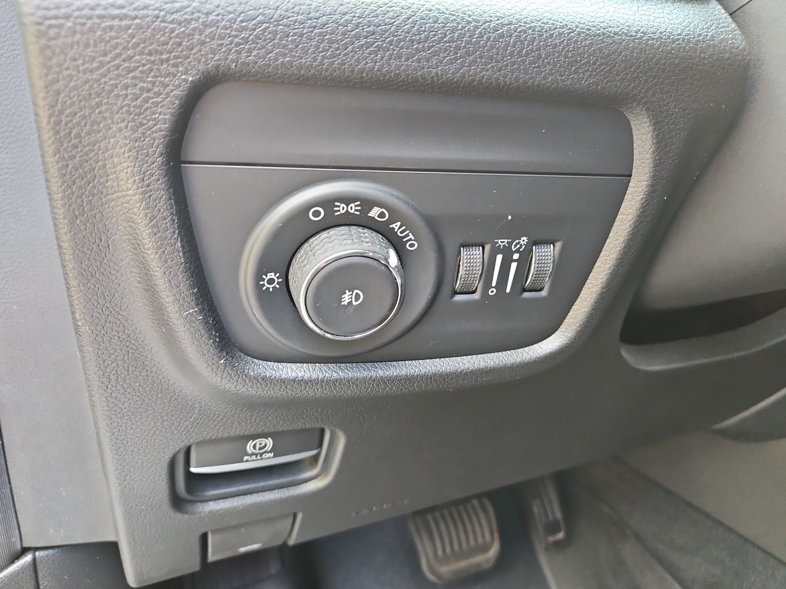 Used 2021 Jeep Grand Cherokee L Overland w/ Luxury Tech Group IV AWD/4WD image 23