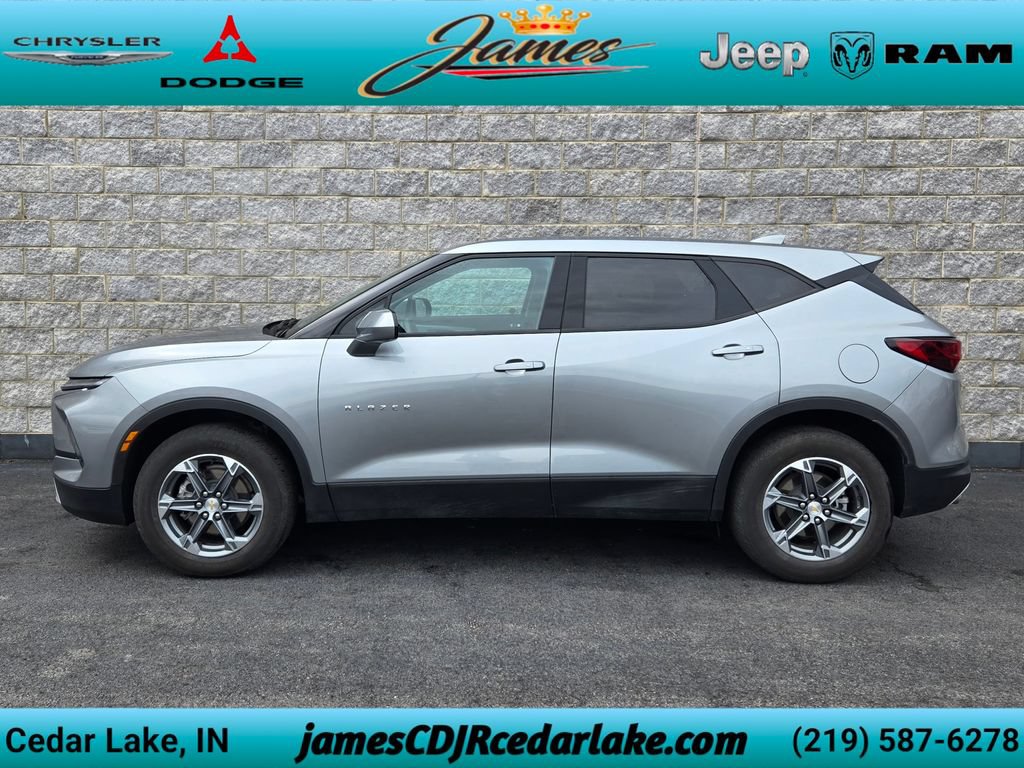 Used 2025 Chevrolet Blazer LT FWD image 2