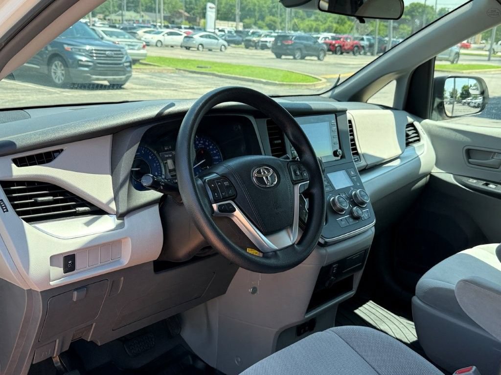 Used 2019 Toyota Sienna L FWD image 11