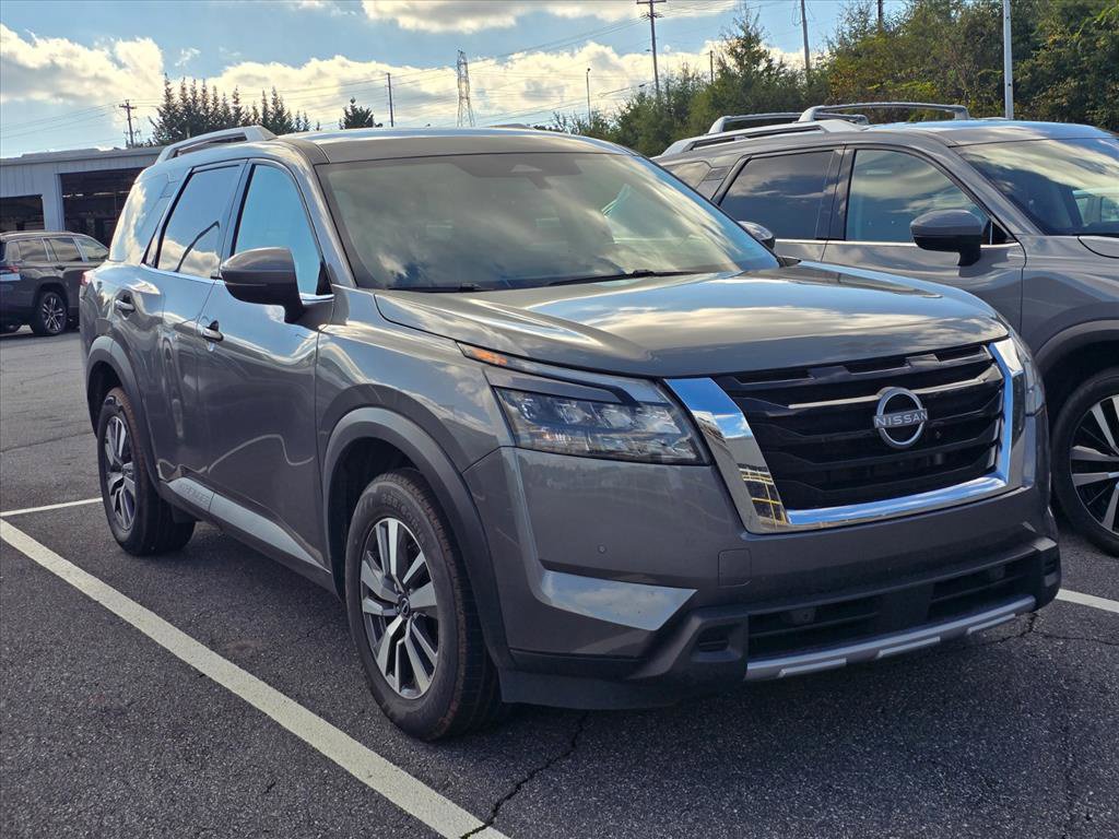 Used 2025 Nissan Pathfinder SL FWD image 11