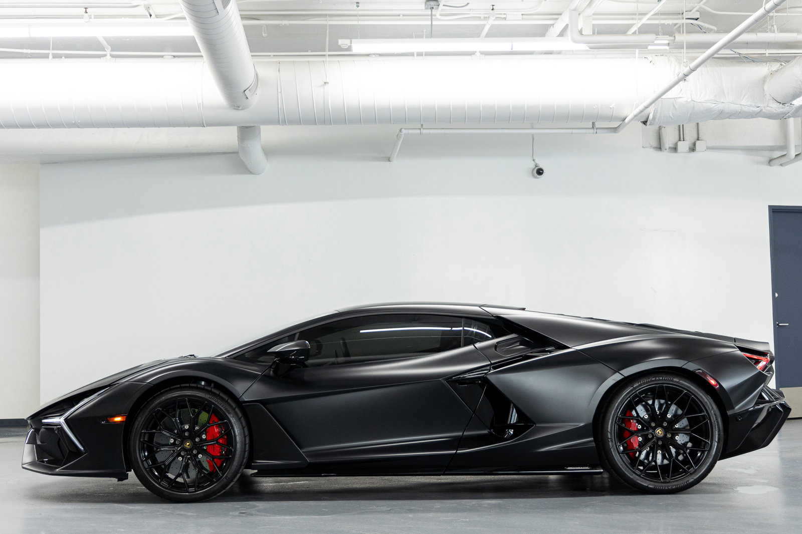 Used 2024 Lamborghini Revuelto image 5