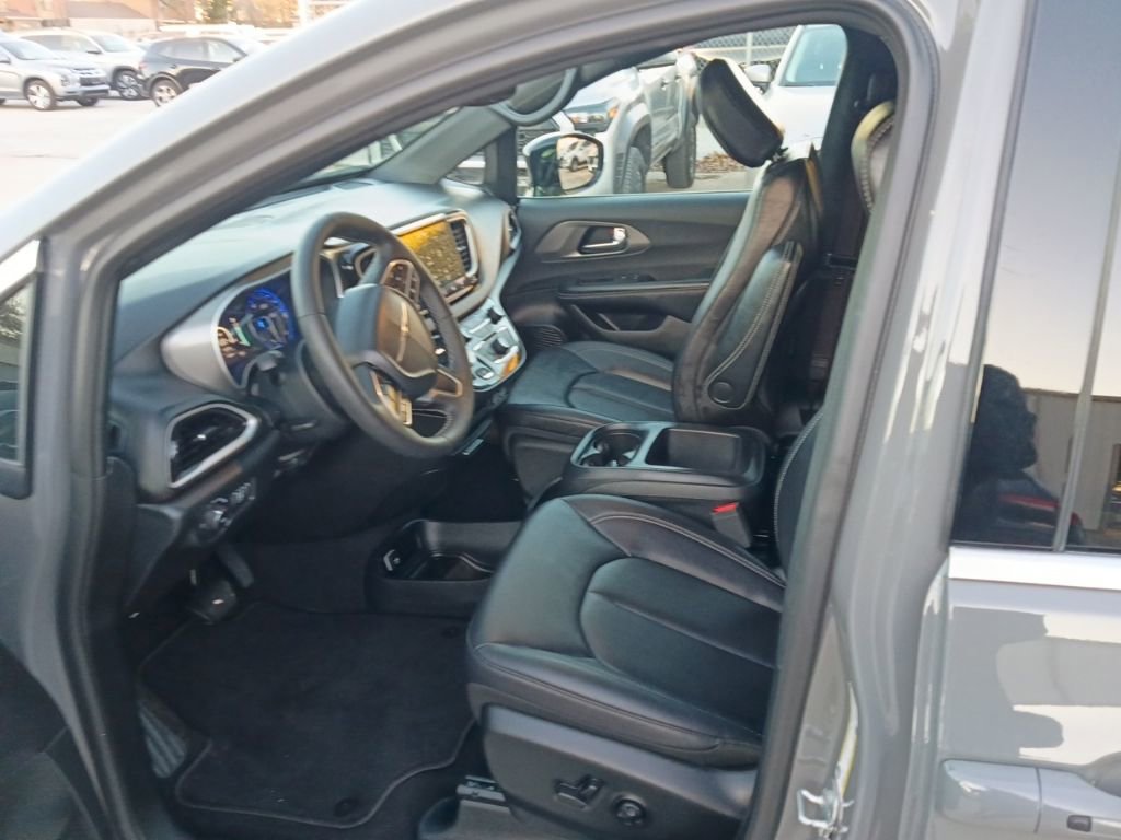 Used 2025 Chrysler Pacifica Select image 3