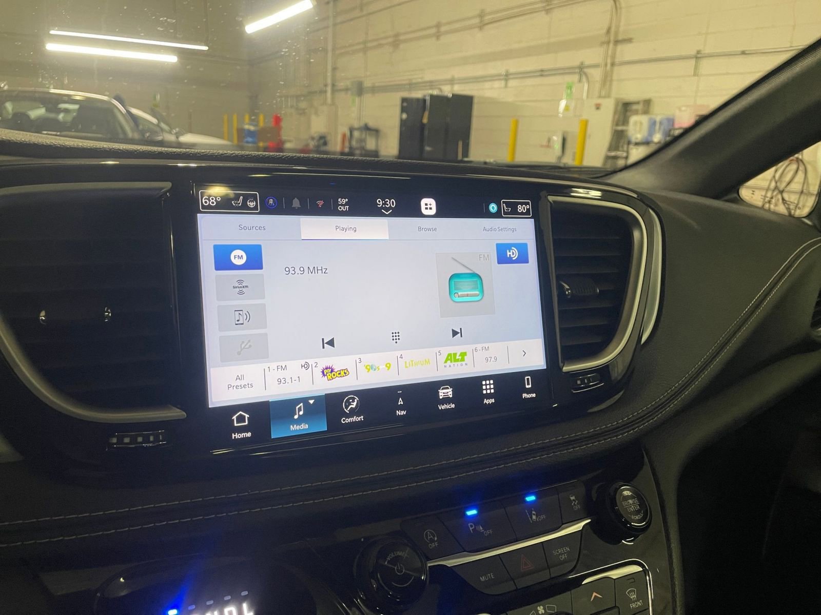 Used 2025 Chrysler Pacifica Limited image 23