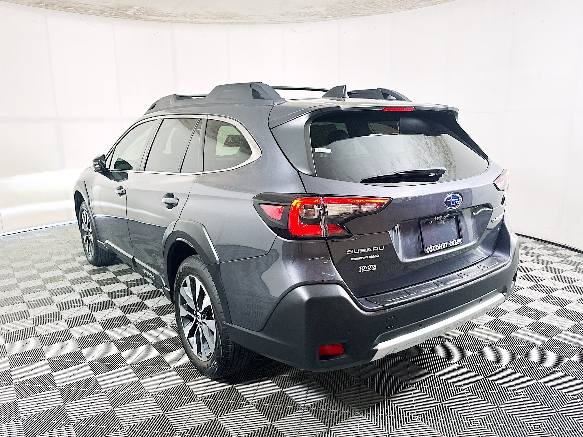 Used 2025 Subaru Outback Limited AWD/4WD image 5