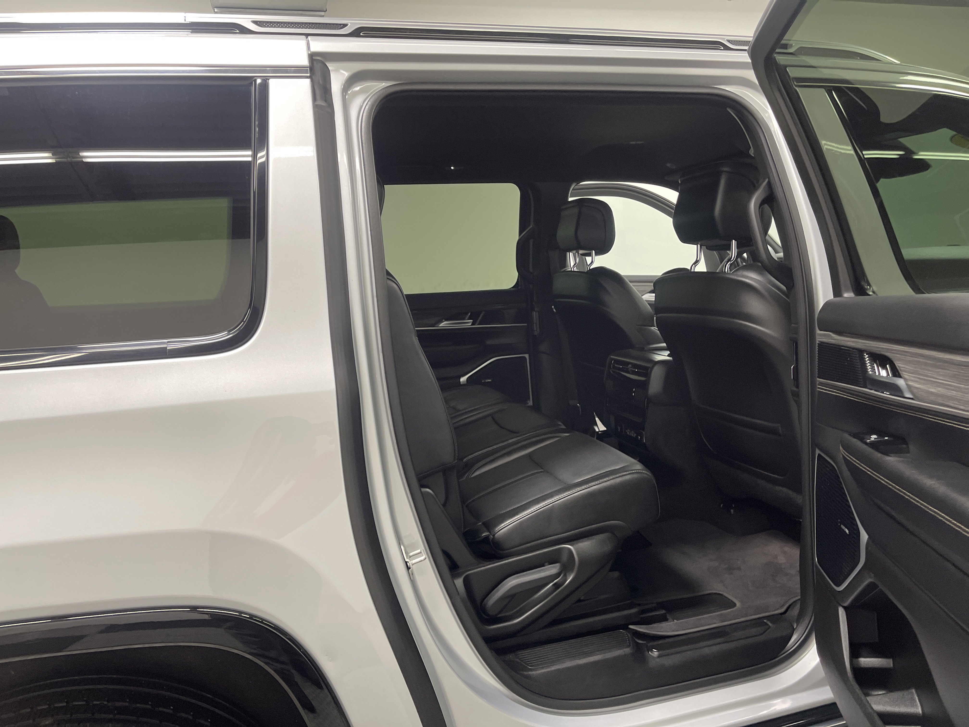 Used 2024 Jeep Wagoneer L Series II w/ Flexible Seating Group image 21