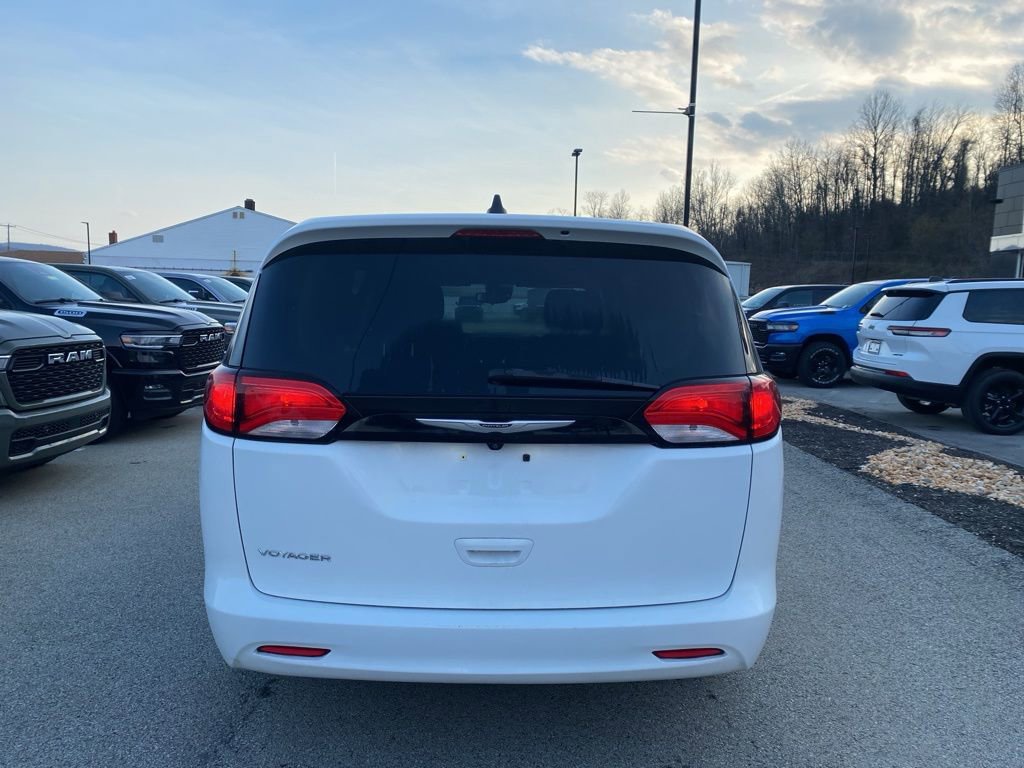 Used 2023 Chrysler Voyager LX image 3