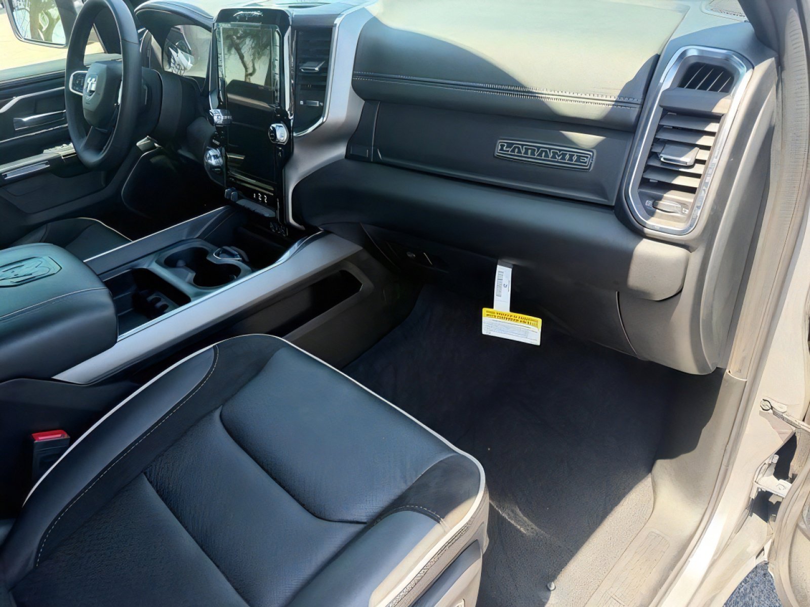 Used 2025 RAM 1500 Laramie w/ Sport Appearance Package AWD/4WD image 9