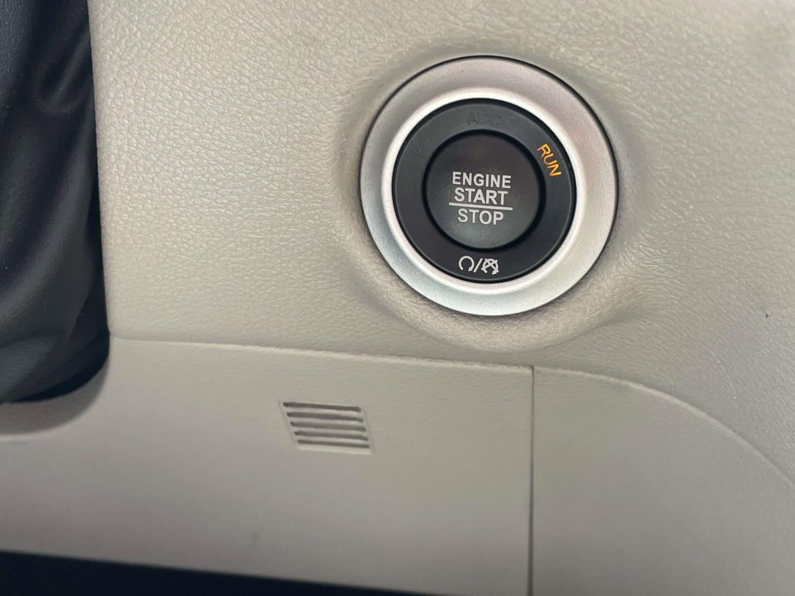 Used 2023 Chrysler Pacifica Touring-L FWD image 19