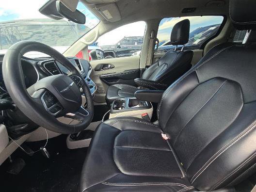 Used 2023 Chrysler Pacifica Touring-L FWD image 8