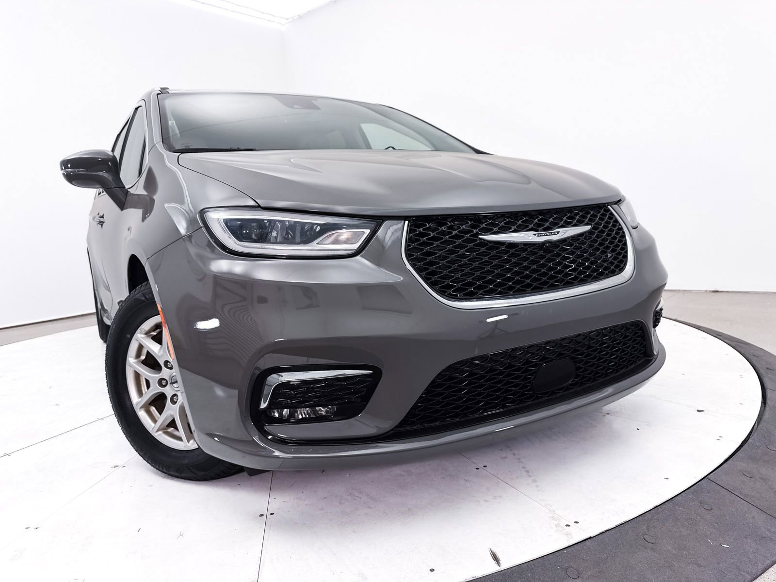 Used 2021 Chrysler Pacifica Touring-L FWD image 5