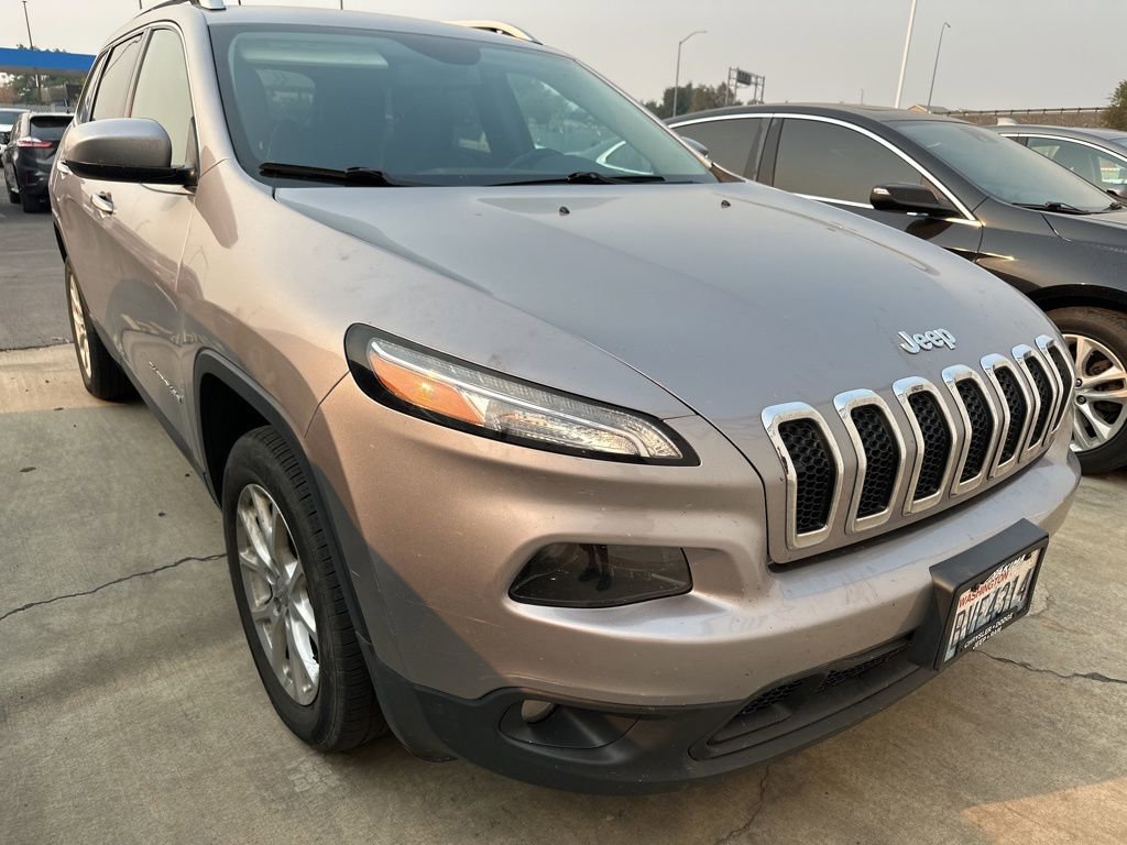 Used 2018 Jeep Cherokee Latitude Plus w/ Cold Weather Group image 3