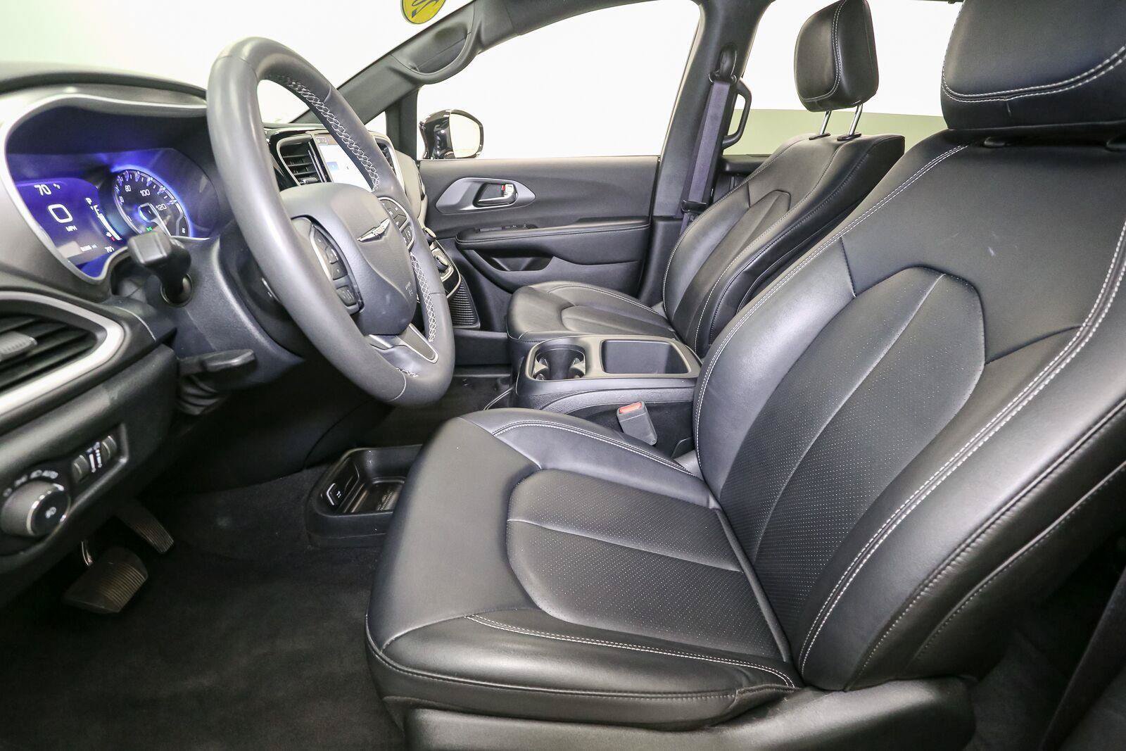 Used 2025 Chrysler Pacifica Select FWD image 43