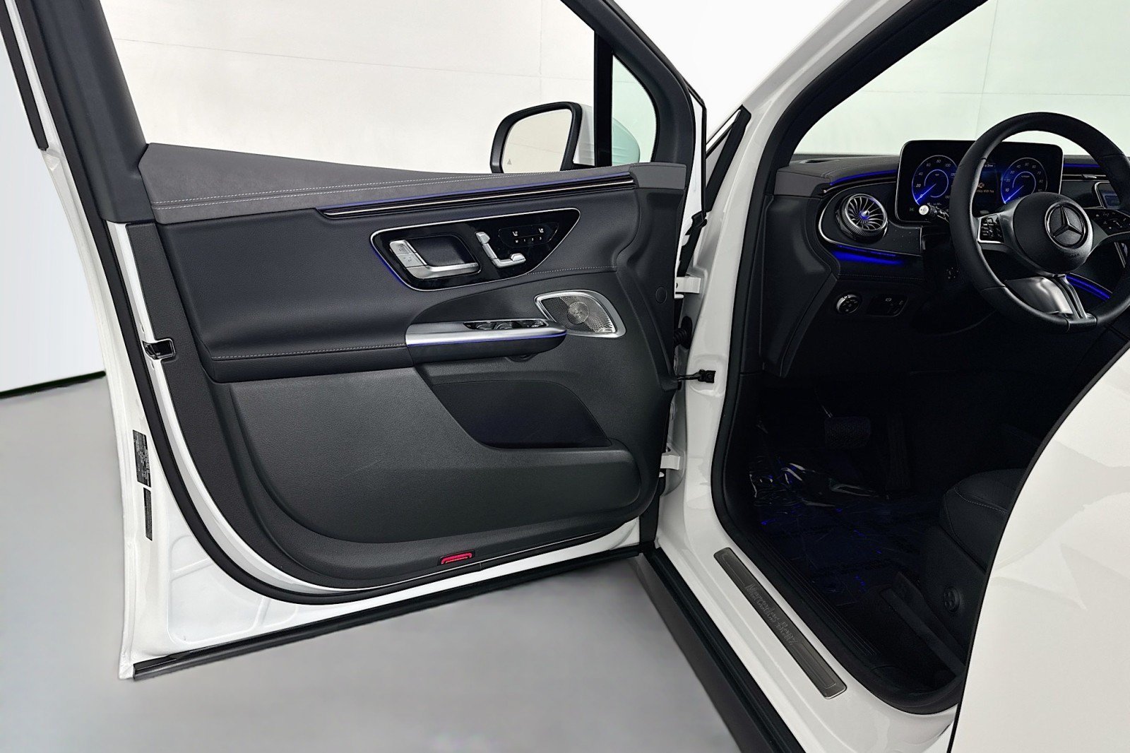 New 2026 Mercedes-Benz EQE 320 4MATIC SUV image 19