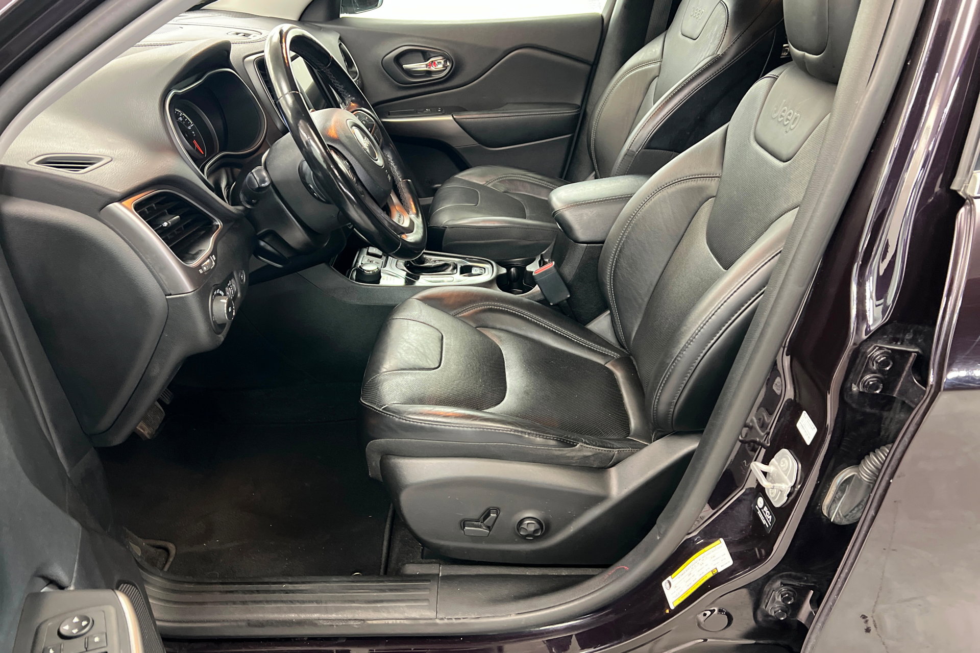 Used 2021 Jeep Cherokee Latitude Lux w/ Comfort/Convenience Group image 18