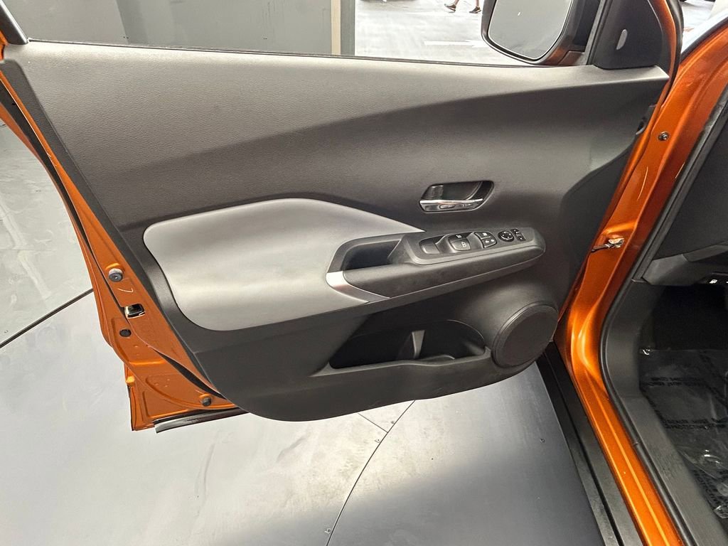 Used 2023 Nissan Kicks SR w/ SR Premium Package FWD image 11
