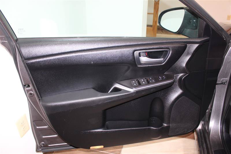 Used 2016 Toyota Camry SE FWD image 27