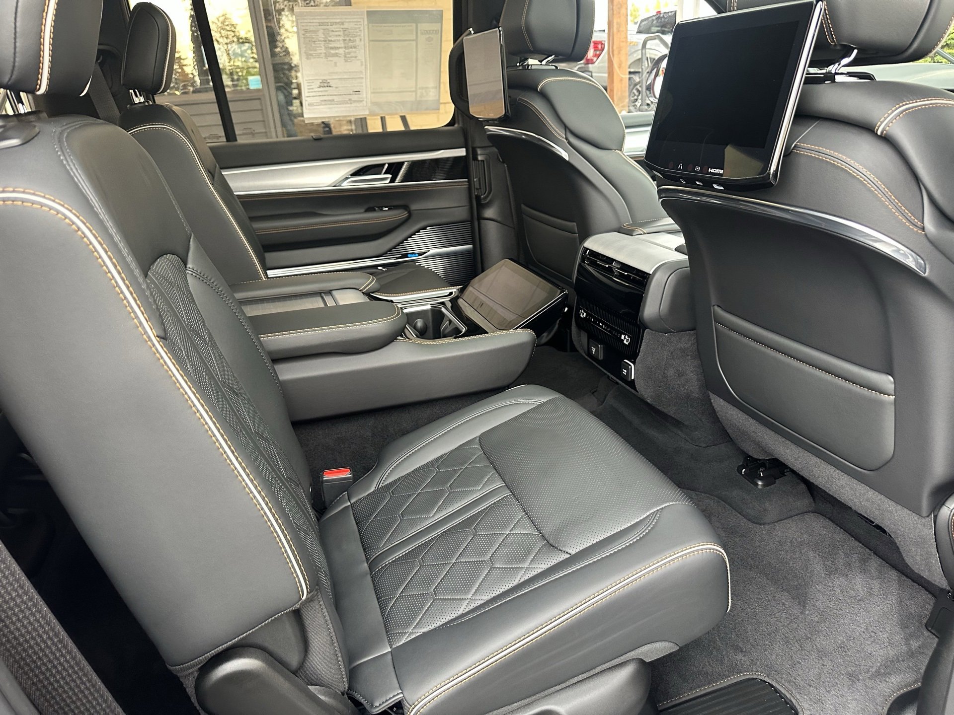 Used 2023 Jeep Grand Wagoneer Series III w/ Rear-Seat Entertainment Group image 29