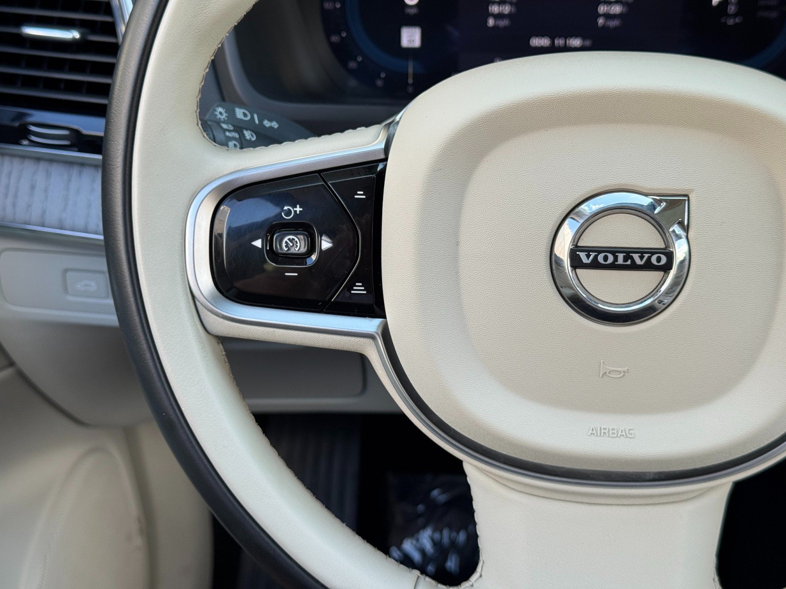 Used 2025 Volvo XC90 T8 Ultra w/ Protection Package Premier AWD/4WD image 23