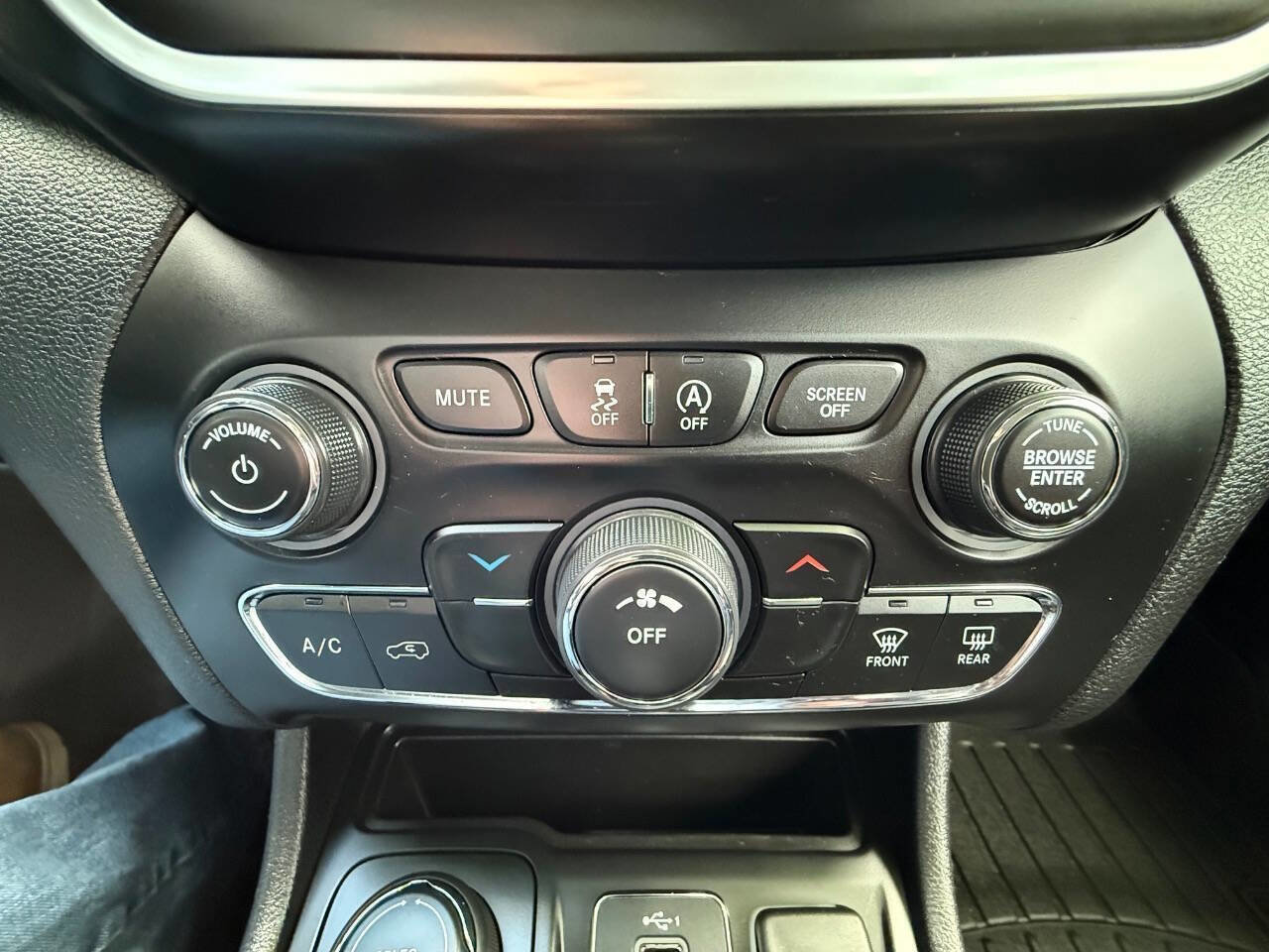 Used 2021 Jeep Cherokee Latitude Plus AWD/4WD image 20