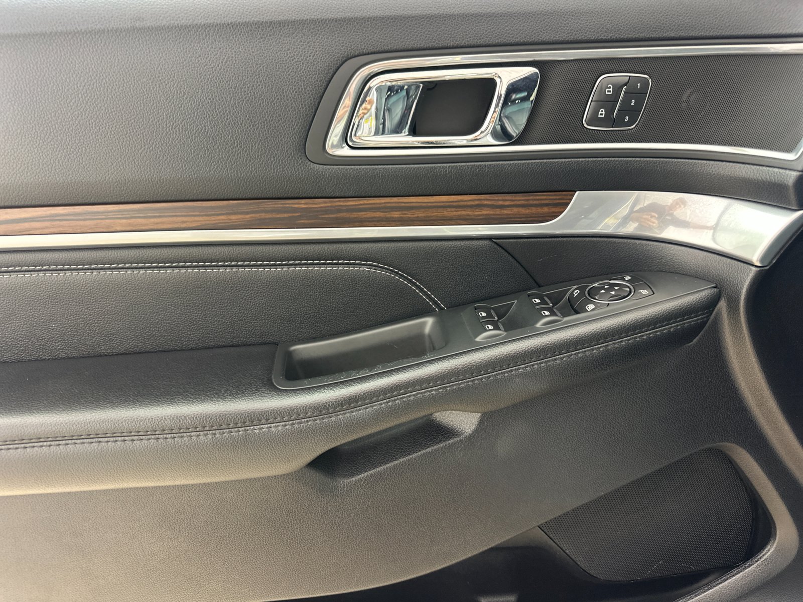 Used 2016 Ford Explorer Limited FWD image 11