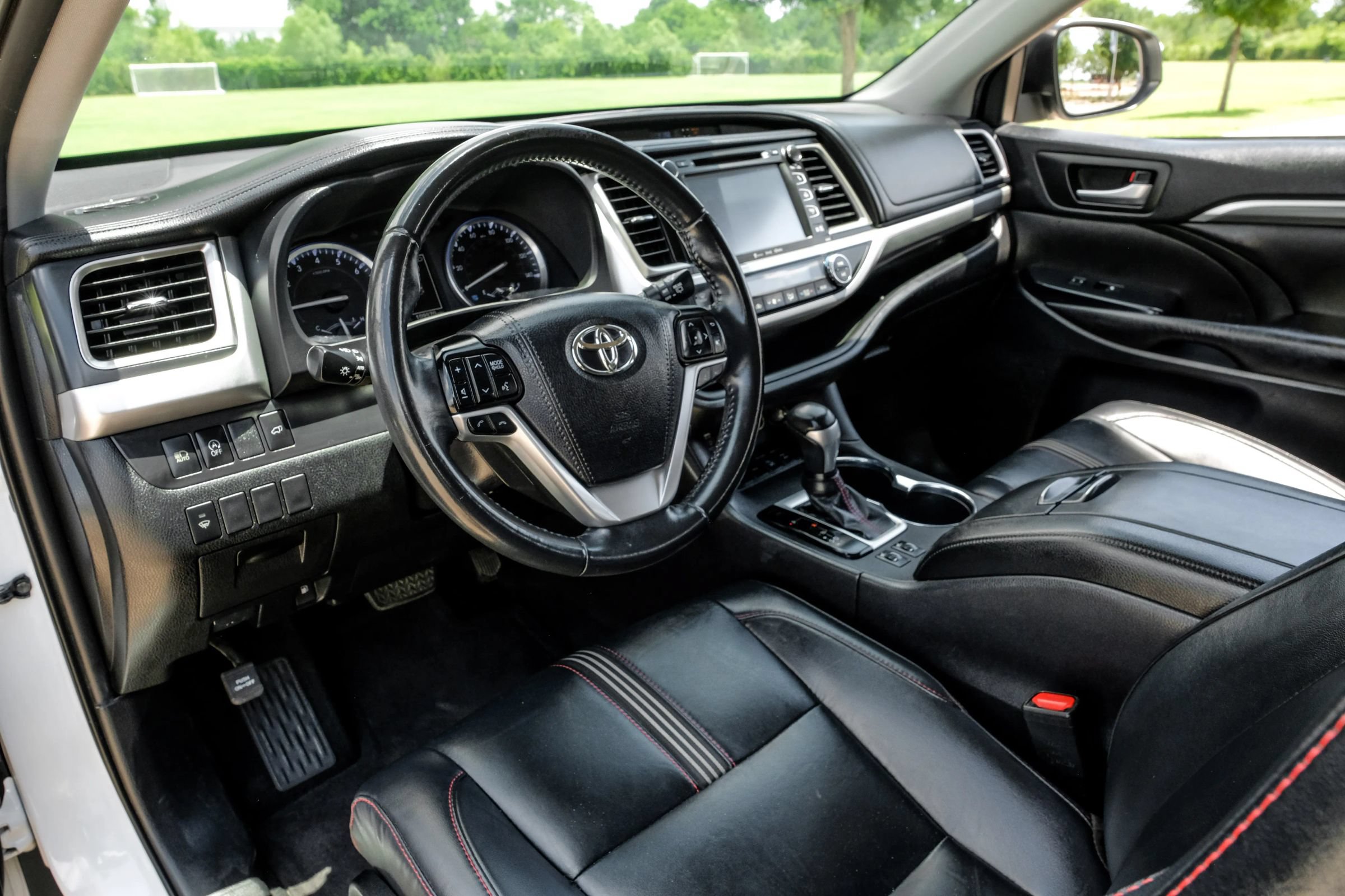 Used 2019 Toyota Highlander SE AWD/4WD image 3