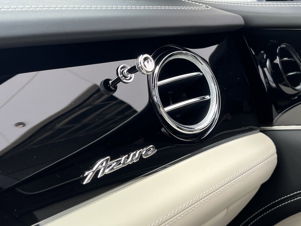 Used 2025 Bentley Bentayga image 41