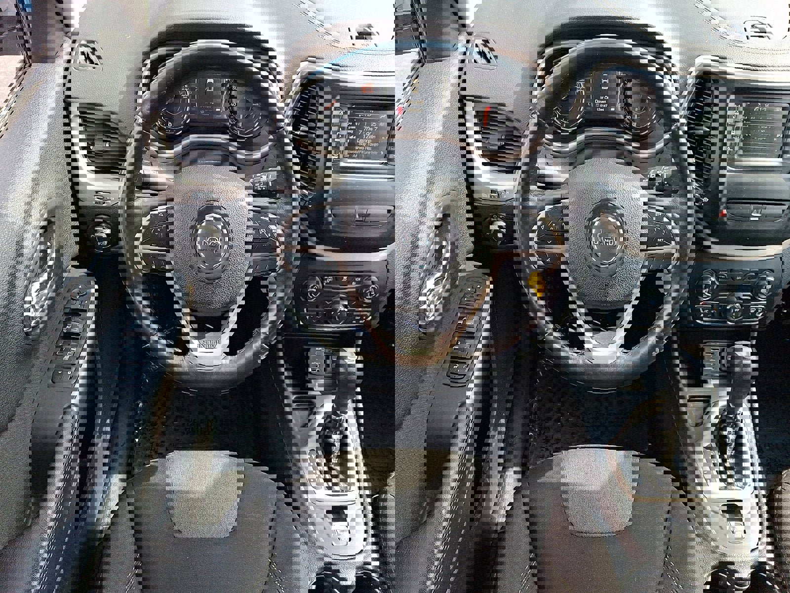 Used 2018 Jeep Cherokee Latitude w/ Cold Weather Group image 10